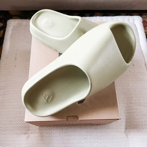 NWT) Adidas x YEEZY SLIDE - Resin 2022 display picture 1